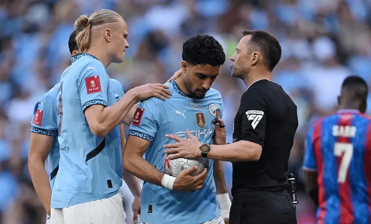 赛地聚焦：法甲转会期热度飙升，曼联门线救险，赛场秩序良好，心理建设被强调的简单介绍